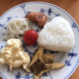 白だしおむすびとマカロニサラダの朝ごはん